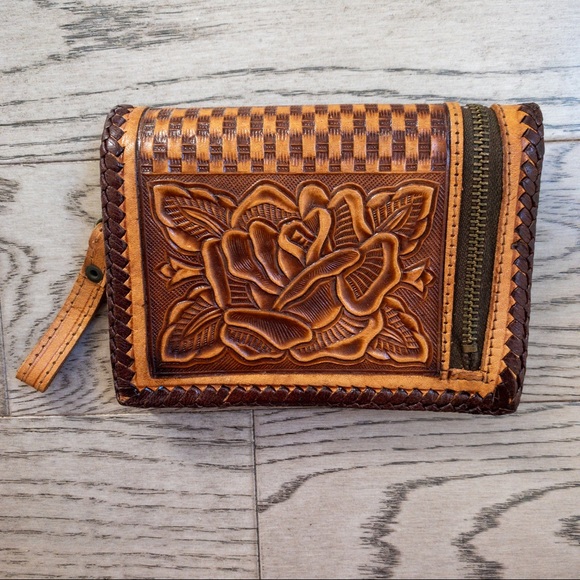 *SOLD* vintage 70s leather rose embossed wallet - Picture 2 of 7